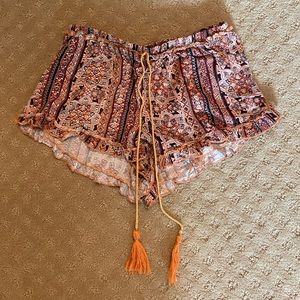 Boutique patterned flowy Shorts, size S